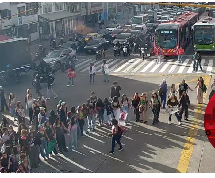 Marchas por el aborto legal bloquean la calle 26 y desvían rutas de TransMilenio en Bogotá