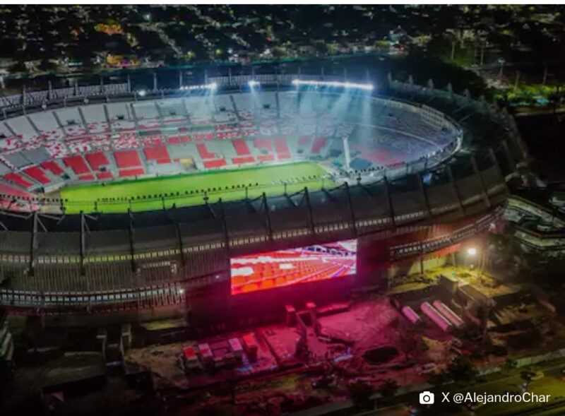Alcalde Char muestra el encendido de la gran pantalla del “Supermetro”, obras al 89 % de avance
